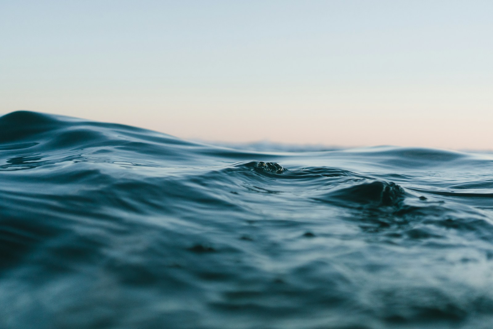 Onde e orizzonte marino